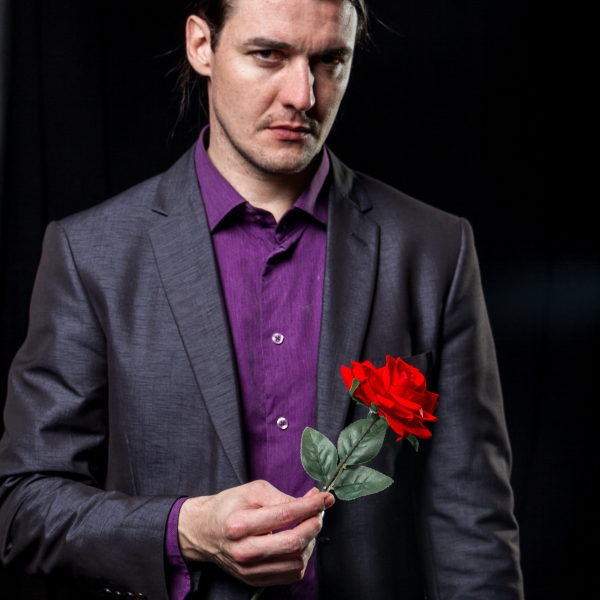 Que tal entregar uma rosa de uma forma mágica? Rey Mago fará você levitar uma rosa e entregá-la a uma pessoa especial.